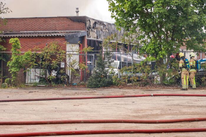 Grote brand verwoest loods in woonwijk