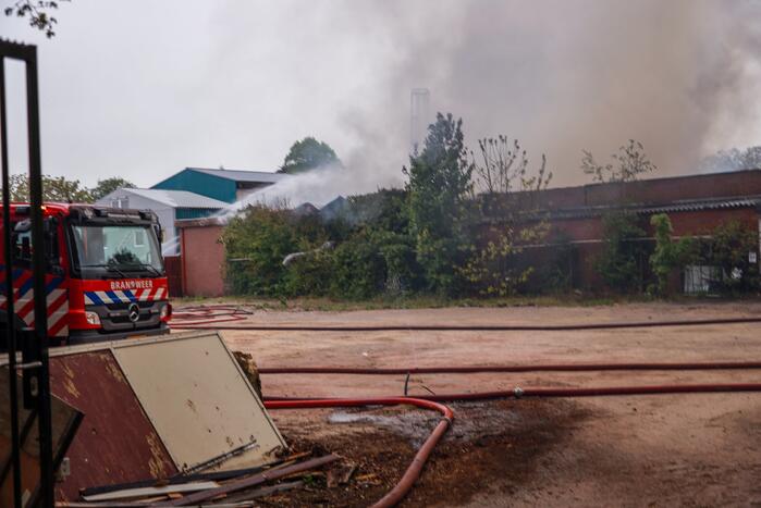 Grote brand verwoest loods in woonwijk