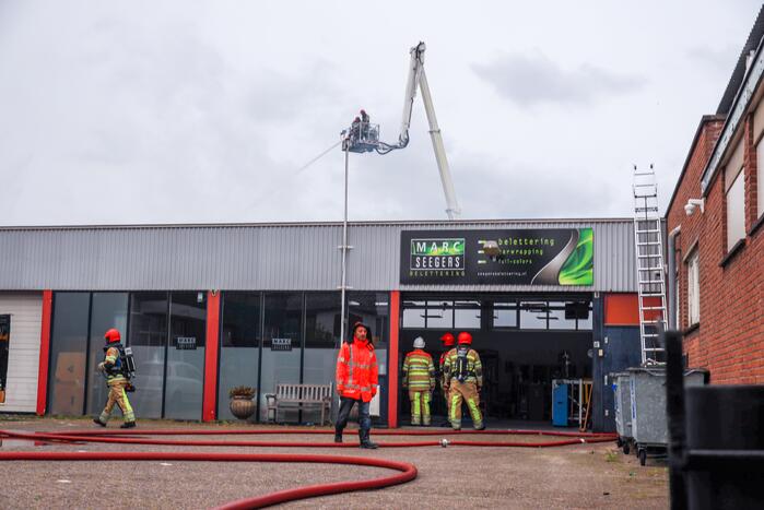 Grote brand verwoest loods in woonwijk
