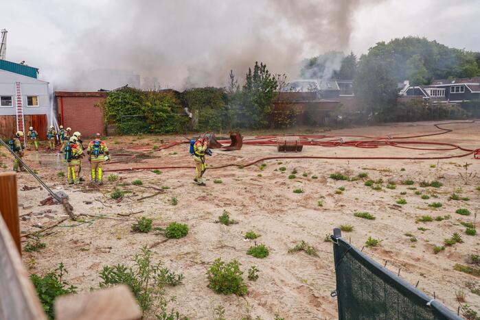Grote brand verwoest loods in woonwijk