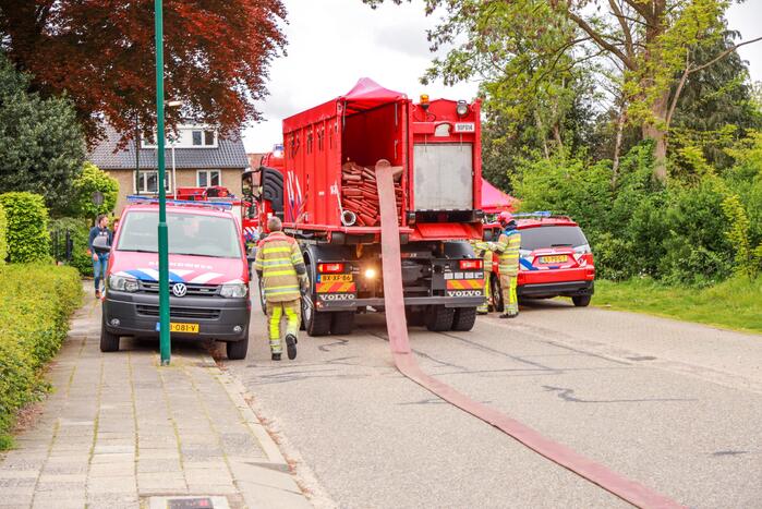 Grote brand verwoest loods in woonwijk