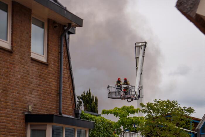 Grote brand verwoest loods in woonwijk