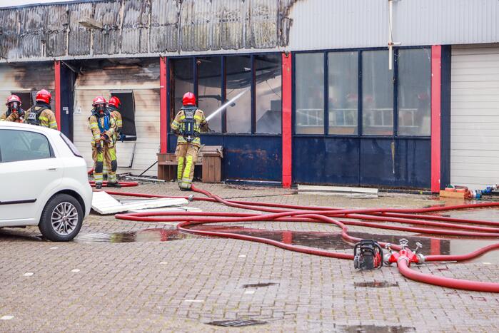 Grote brand verwoest loods in woonwijk
