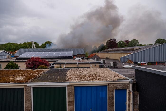 Grote brand verwoest loods in woonwijk