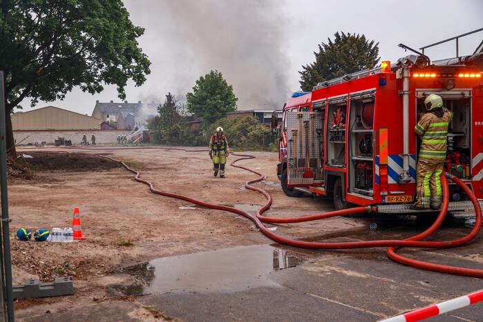 Grote brand verwoest loods in woonwijk