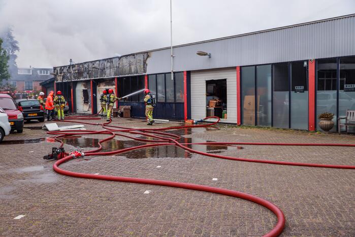Grote brand verwoest loods in woonwijk