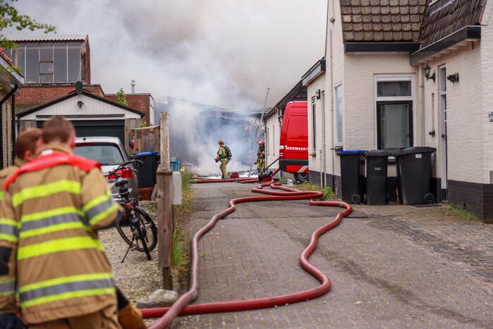 Grote brand verwoest loods in woonwijk