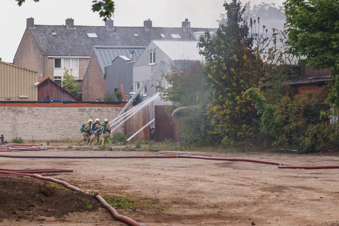 Grote brand verwoest loods in woonwijk