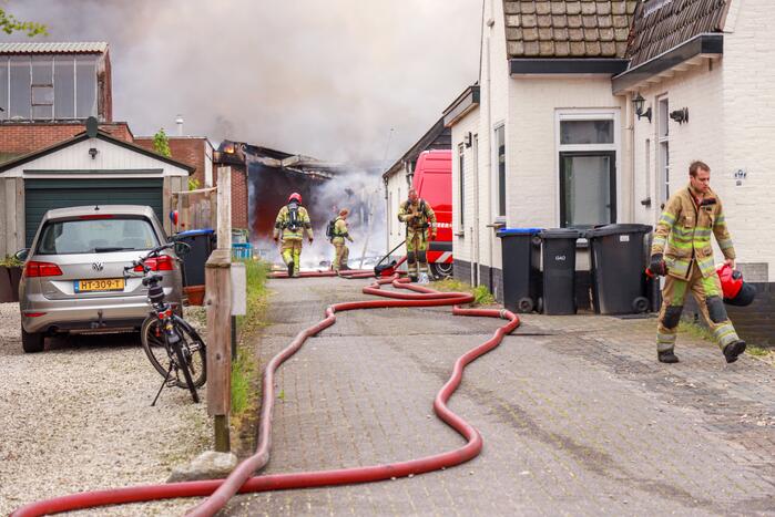 Grote brand verwoest loods in woonwijk