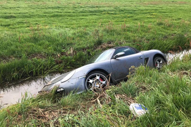 Tractor haalt Porsche Boxster S uit de sloot