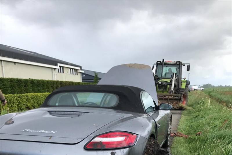 Tractor haalt Porsche Boxster S uit de sloot