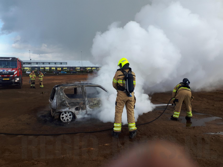 Auto gaat in vlammen op