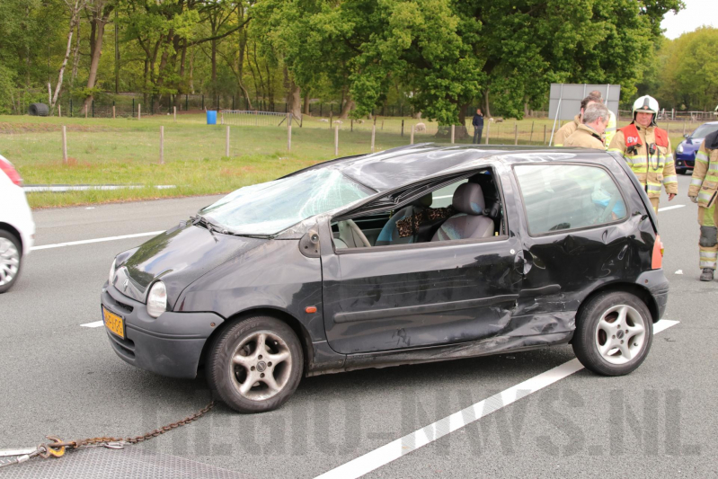 Auto belandt op de kop