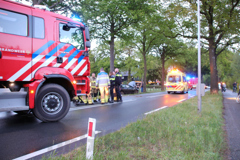 Auto klapt frontaal op boom
