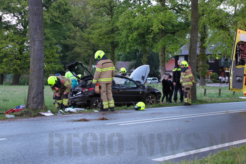 Auto klapt frontaal op boom
