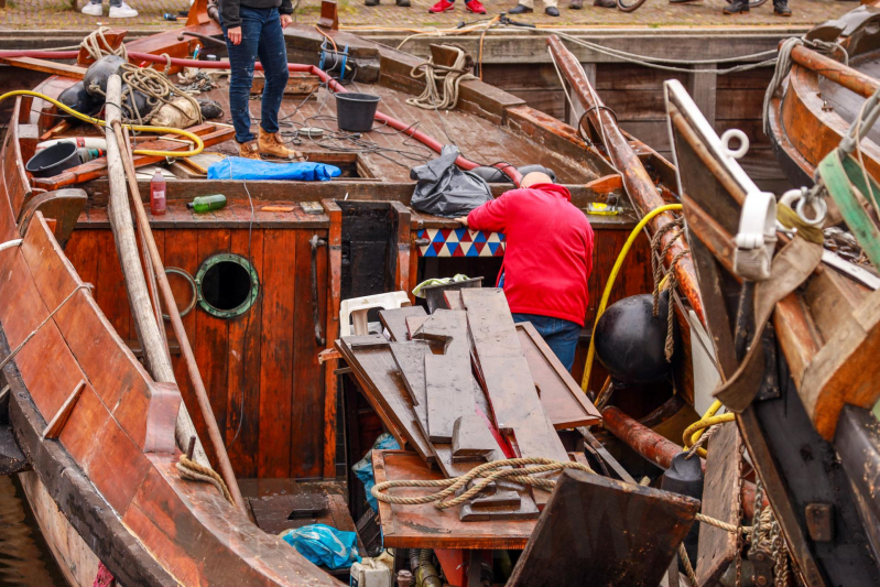 VIDEO: Zinkende botter leeggepompt