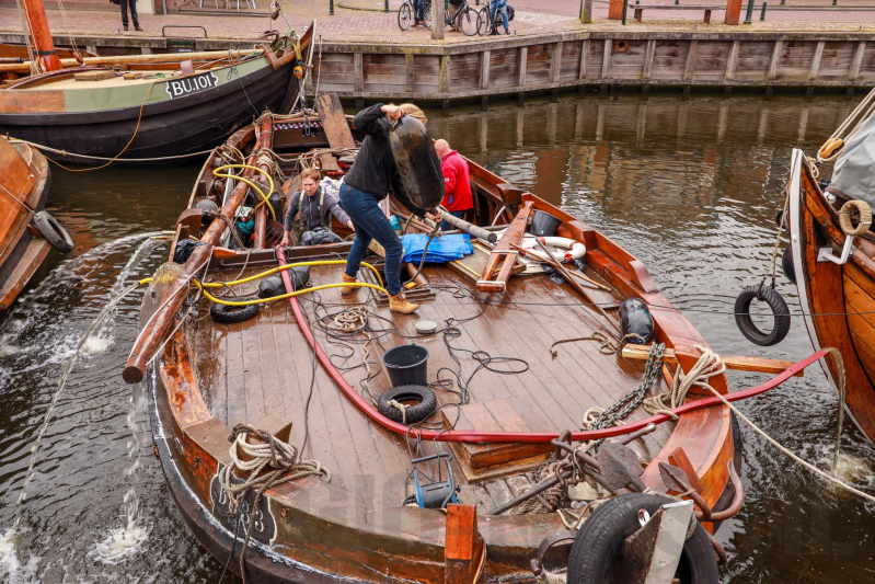 VIDEO: Zinkende botter leeggepompt