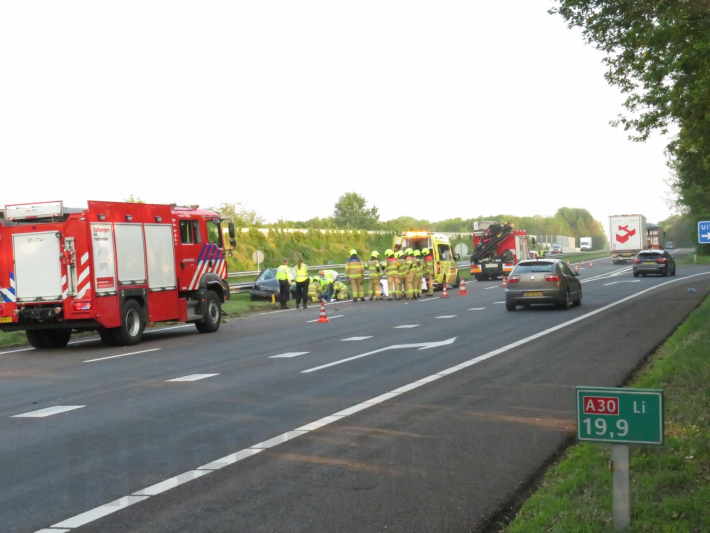 Auto crasht in vangrail
