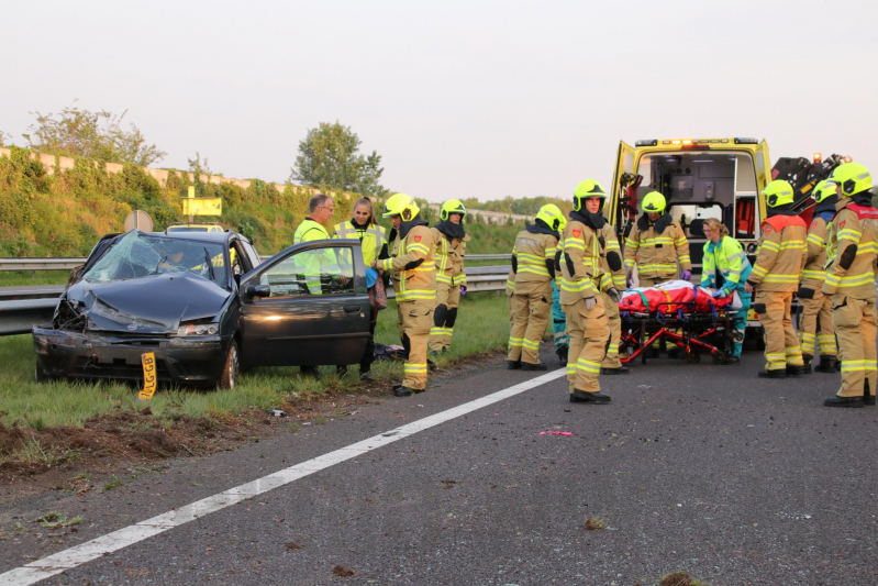 Auto crasht in vangrail