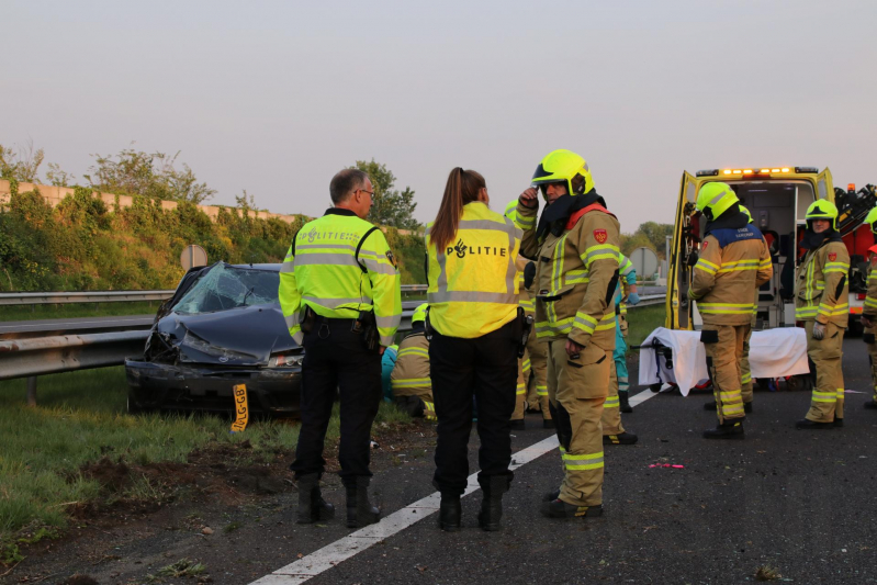 Auto crasht in vangrail