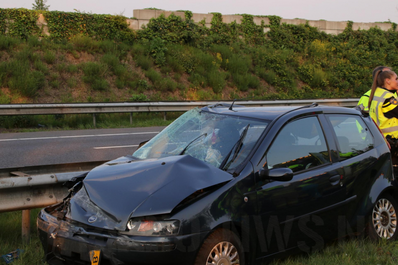 Auto crasht in vangrail