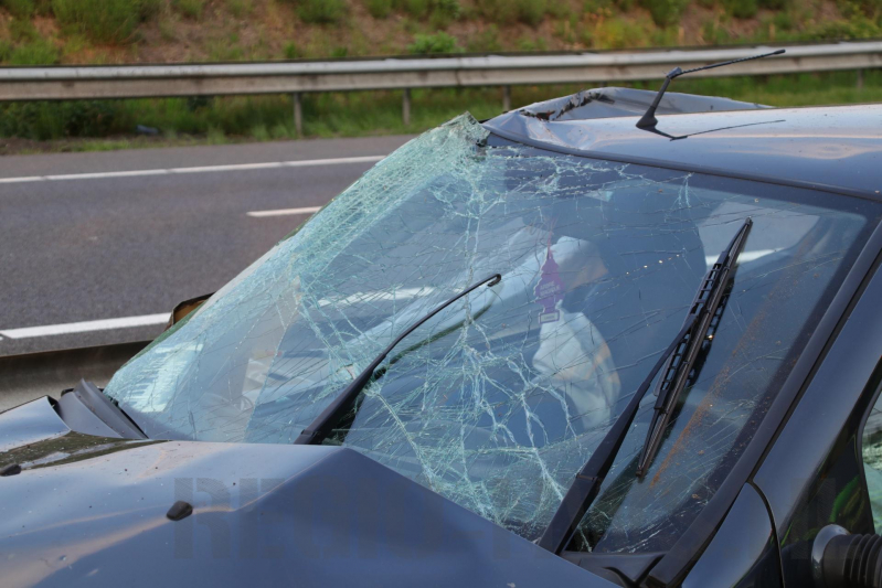 Auto crasht in vangrail