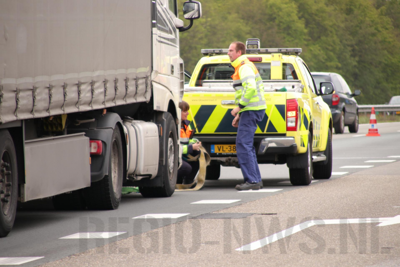 Vrachtwagen met pech versleept door Rijkswaterstaat