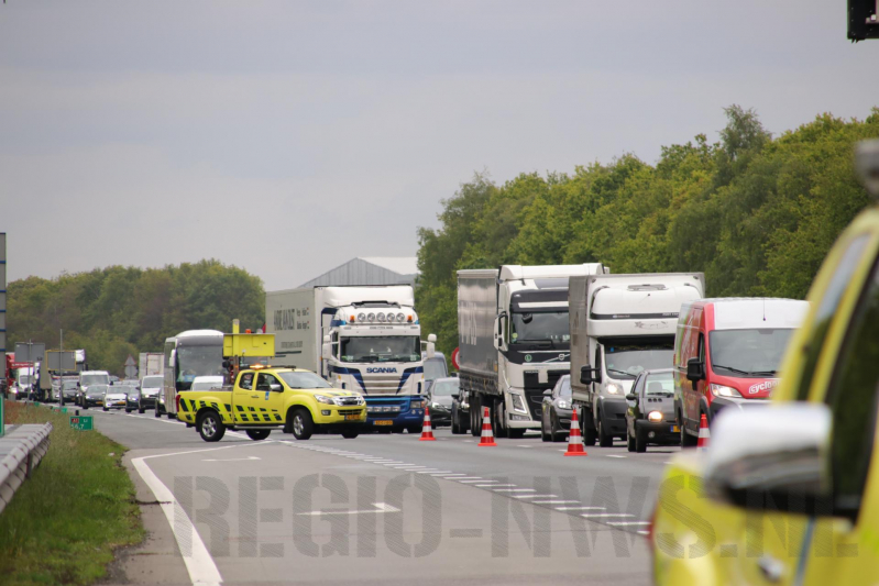 Vrachtwagen met pech versleept door Rijkswaterstaat