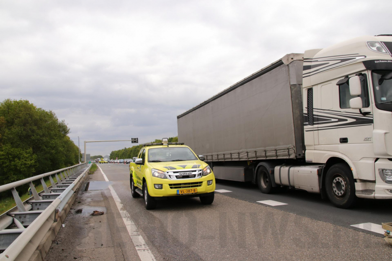 Vrachtwagen met pech versleept door Rijkswaterstaat