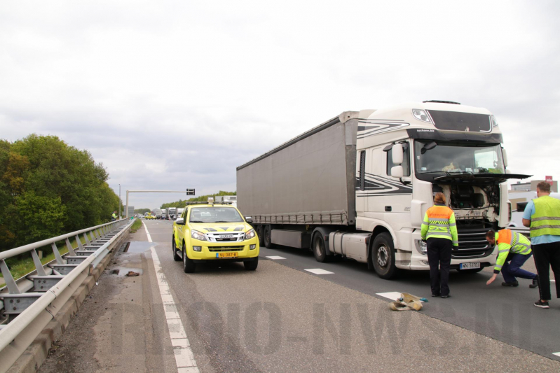 Vrachtwagen met pech versleept door Rijkswaterstaat