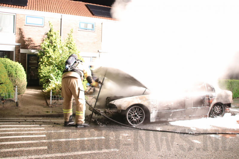 Auto brandt volledig uit