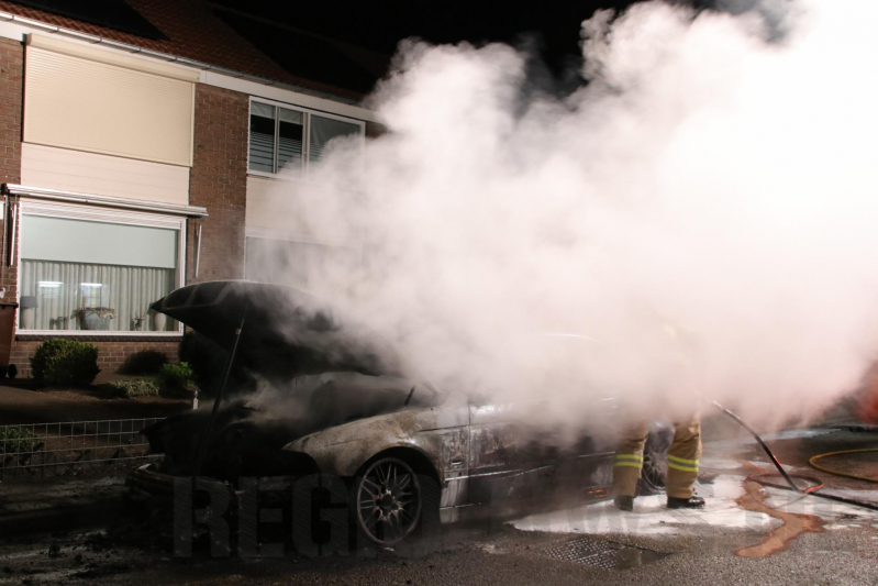 Auto brandt volledig uit