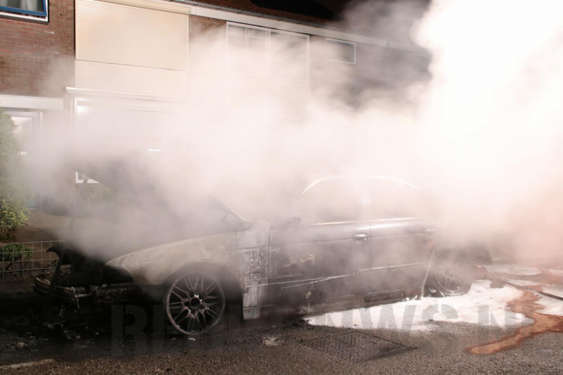 Auto brandt volledig uit