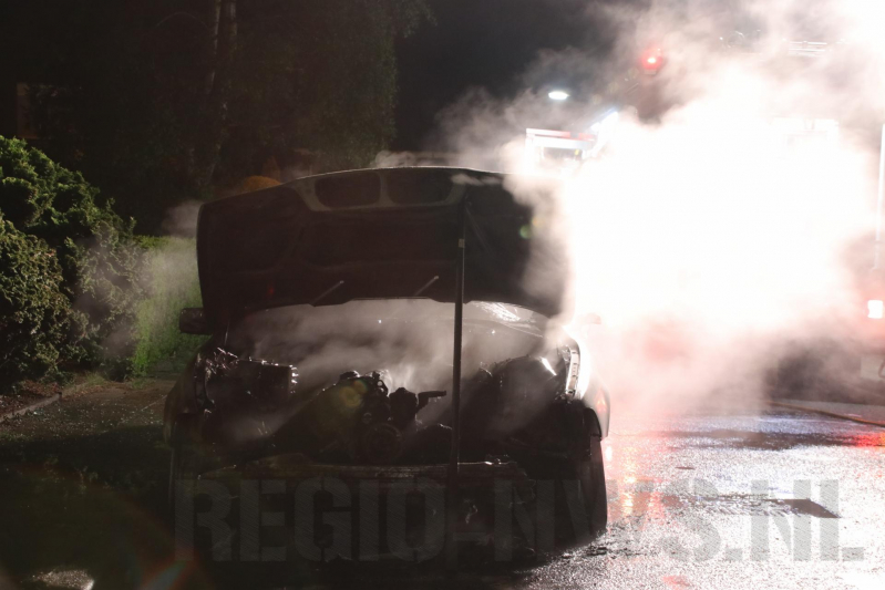 Auto brandt volledig uit