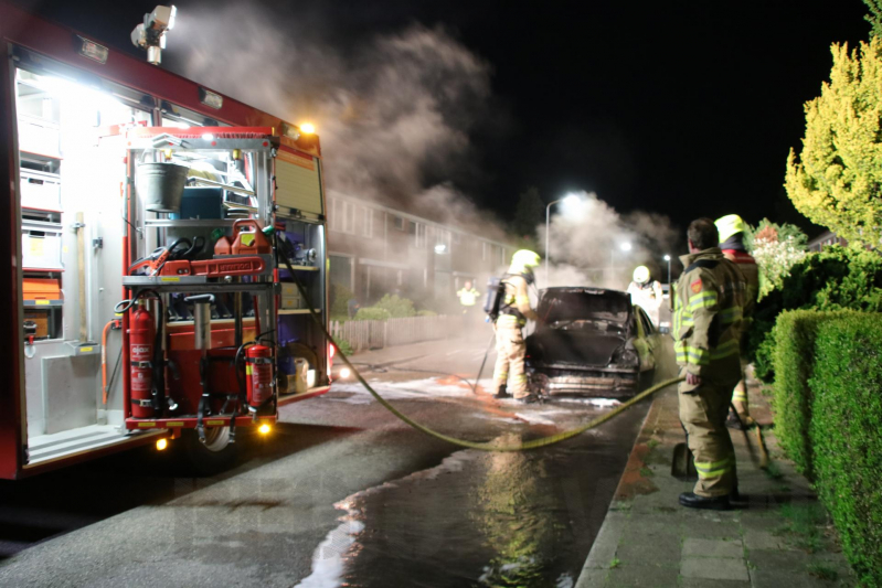 Auto brandt volledig uit