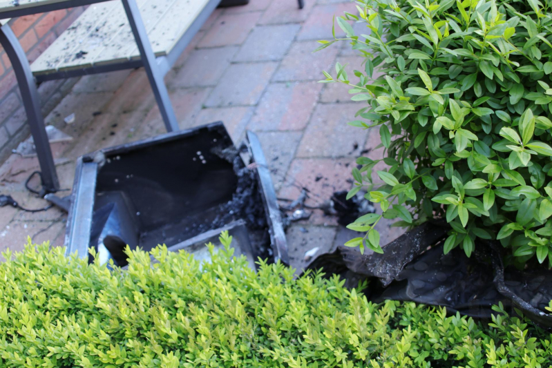 Afzuigkap in brand door frituurpan