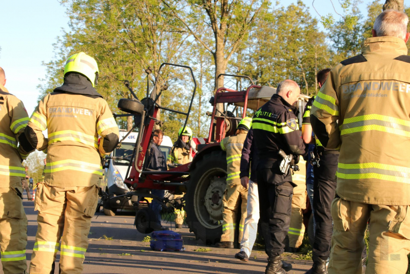 Trekker botst op boom; bestuurder gewond
