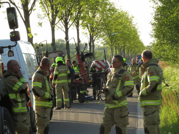 Trekker botst op boom; bestuurder gewond