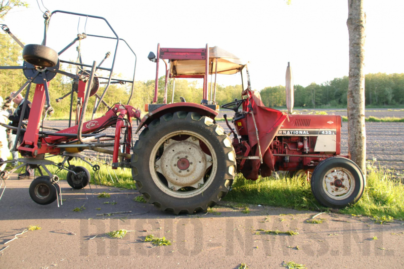 Trekker botst op boom; bestuurder gewond