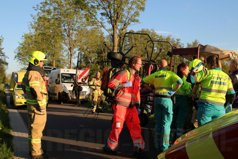 Trekker botst op boom; bestuurder gewond