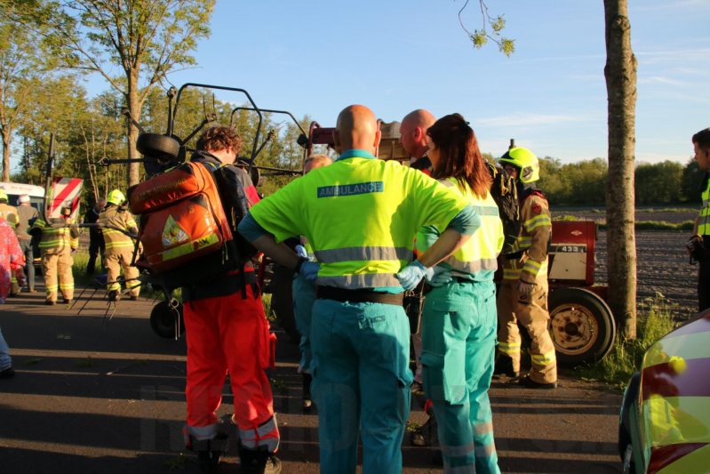 Trekker botst op boom; bestuurder gewond