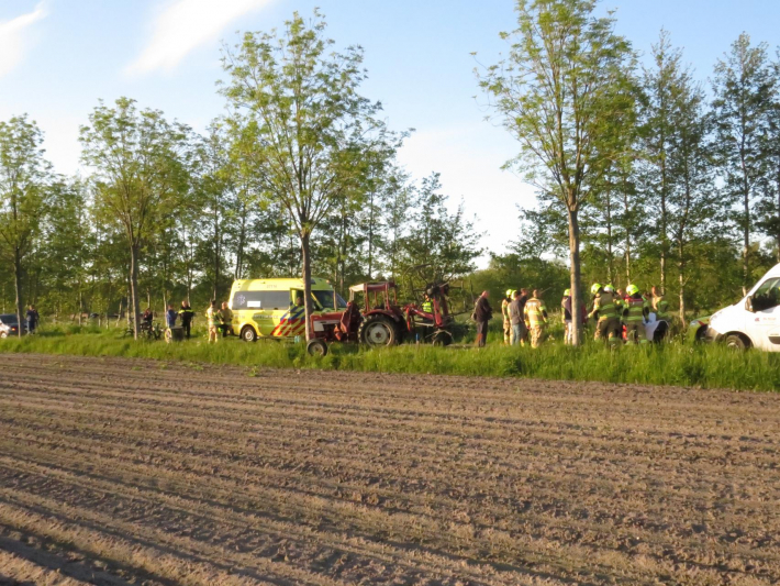 Trekker botst op boom; bestuurder gewond