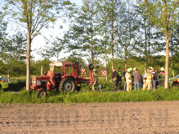 Trekker botst op boom; bestuurder gewond