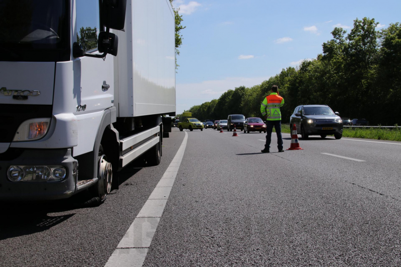 Vrachtwagen met klapband veroorzaakt flinke file