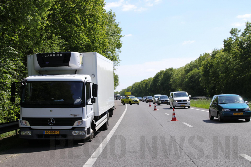 Vrachtwagen met klapband veroorzaakt flinke file
