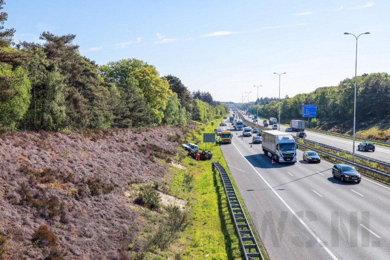 Auto over de kop na aanrijding