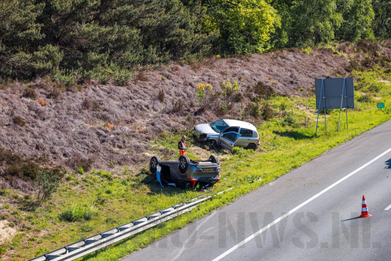 Auto over de kop na aanrijding