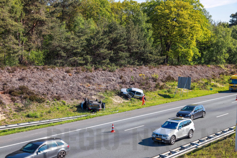 Auto over de kop na aanrijding
