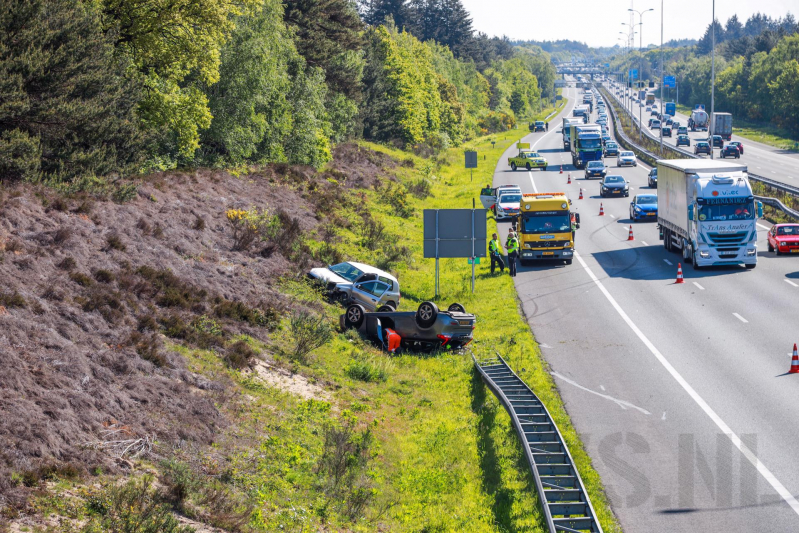 Auto over de kop na aanrijding