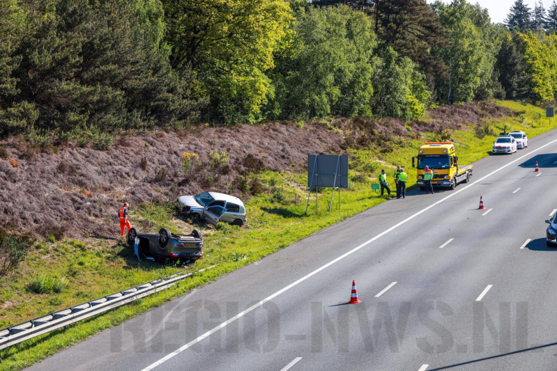 Auto over de kop na aanrijding